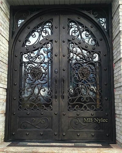 Drzwi kute ze ćwiekami w stylu loft