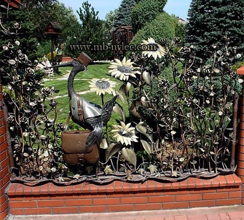 Kute przęsło ogrodzeniowe z bocianem - skrzynką na listy