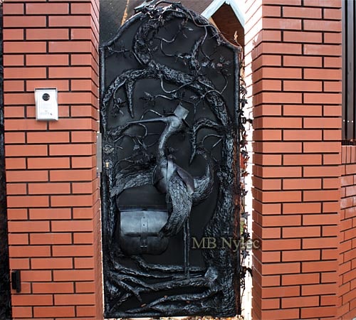 Pełna furtka z bocianem i skrzynką na listy