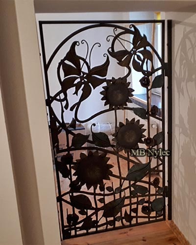 ażurowa kuta krata ozdobna z motylami