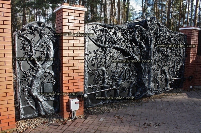 pełne bramy kute z drzewami - kowalstwo metaloplastyka