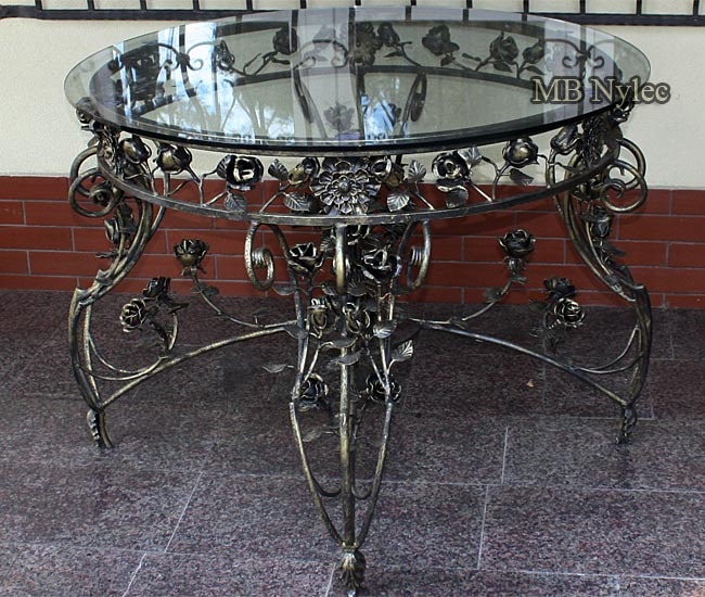 Duży kuty stół różany ze szklanym blatem mk50