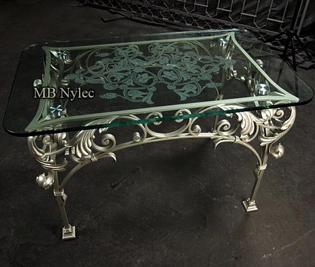 kuty stół z akantami w stylu glamour