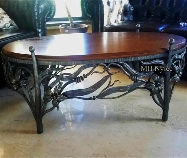 kuty stół z drewnianym blatem mk41