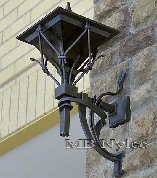 nowoczesny kinkiet kuty