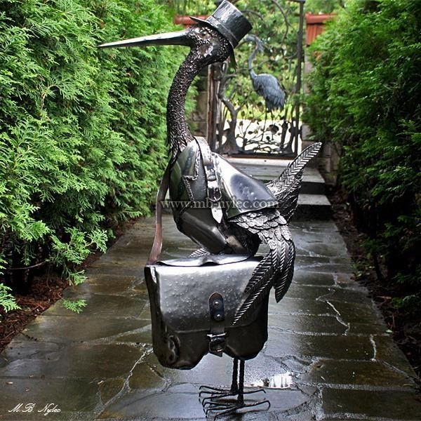 Skrzynka na listy - bocian listonosz - rzeźba z9