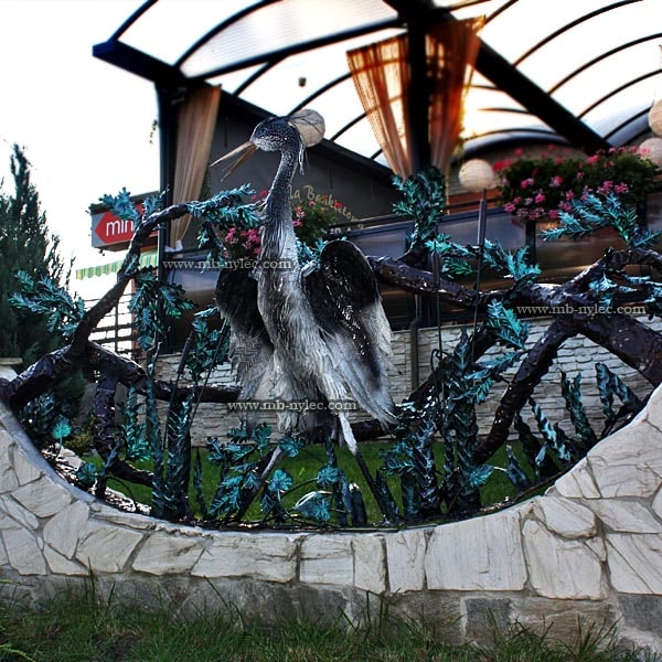 lekkie kute ogrodzenie roślinne z czaplą