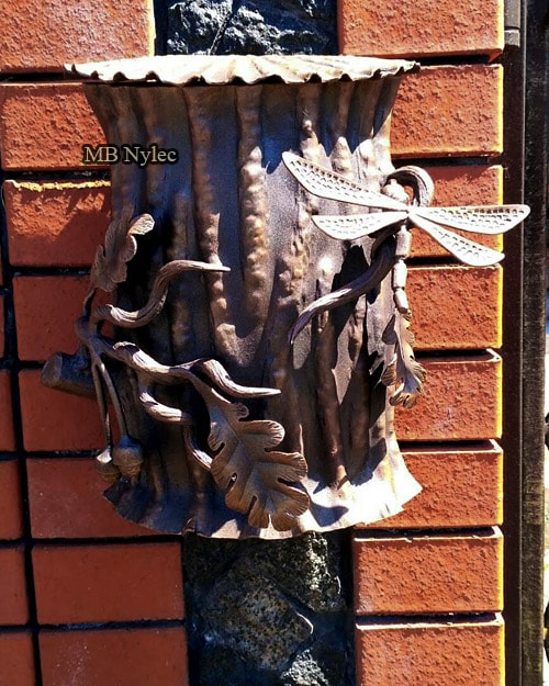 skrzynka kuta z ważką metaloplastyka