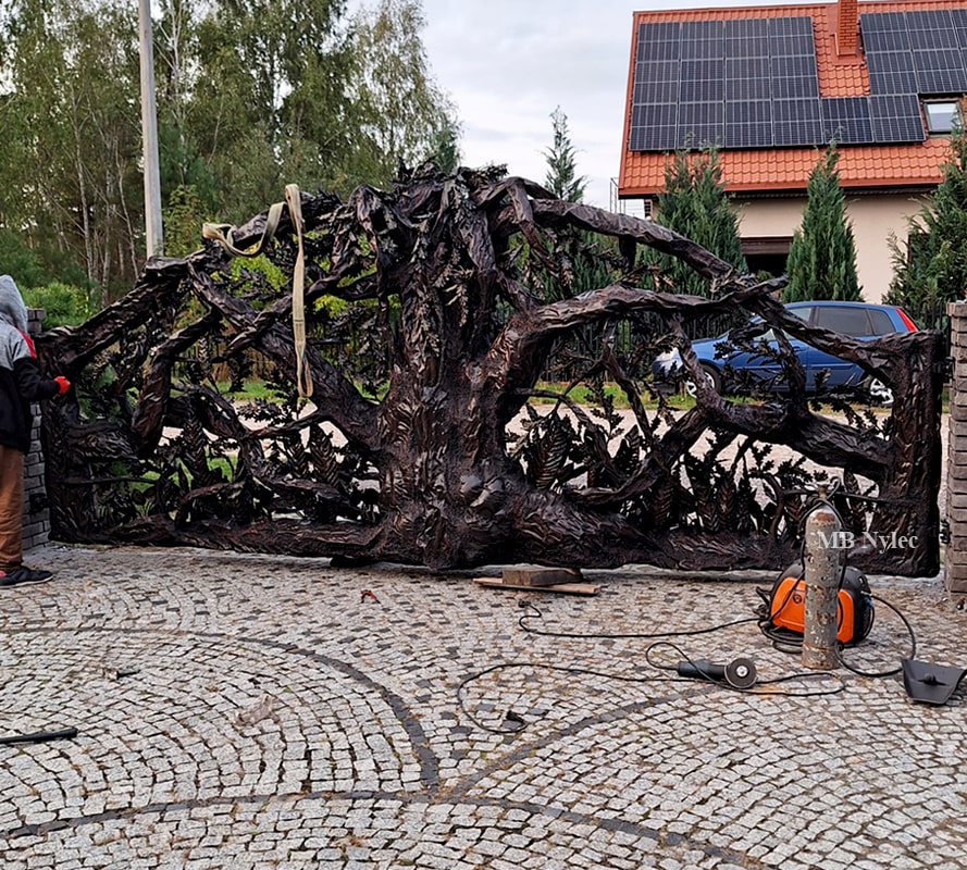 Brama metalowa - drzewo