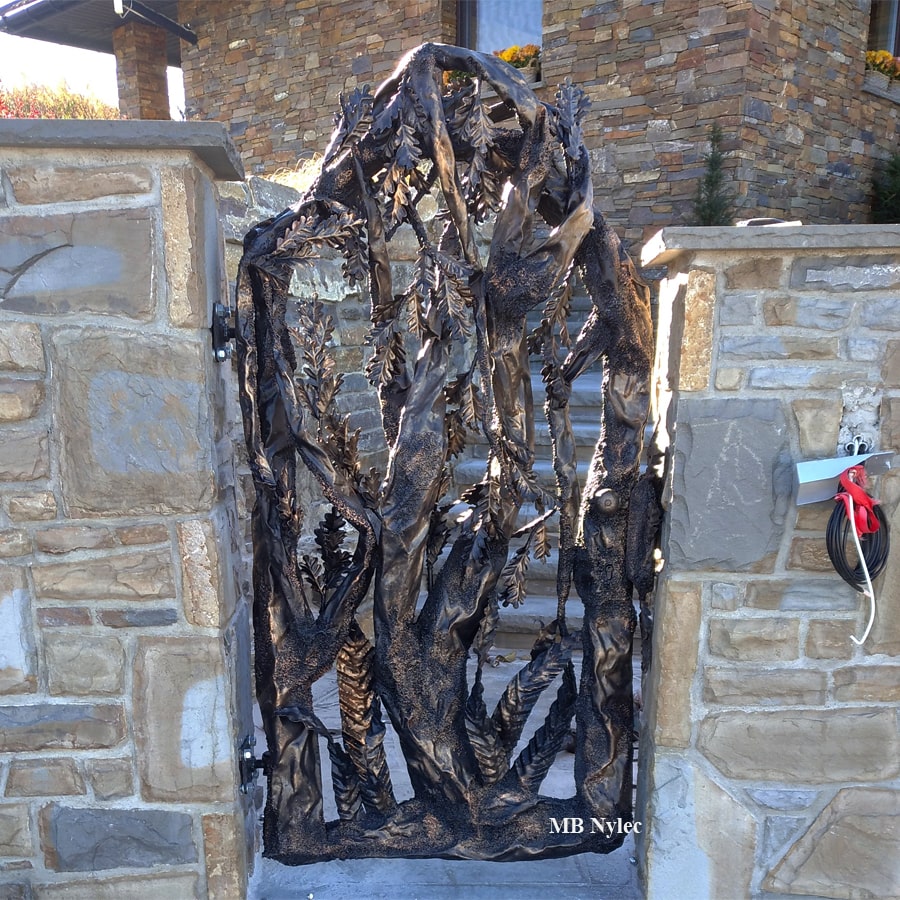 Furtka metalowa z drzewem