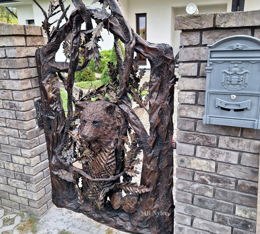 Furtka metalowa z misiem - rzeźba stalowa