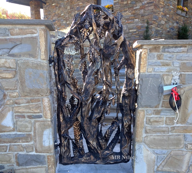 Furtka w kształcie drzewa