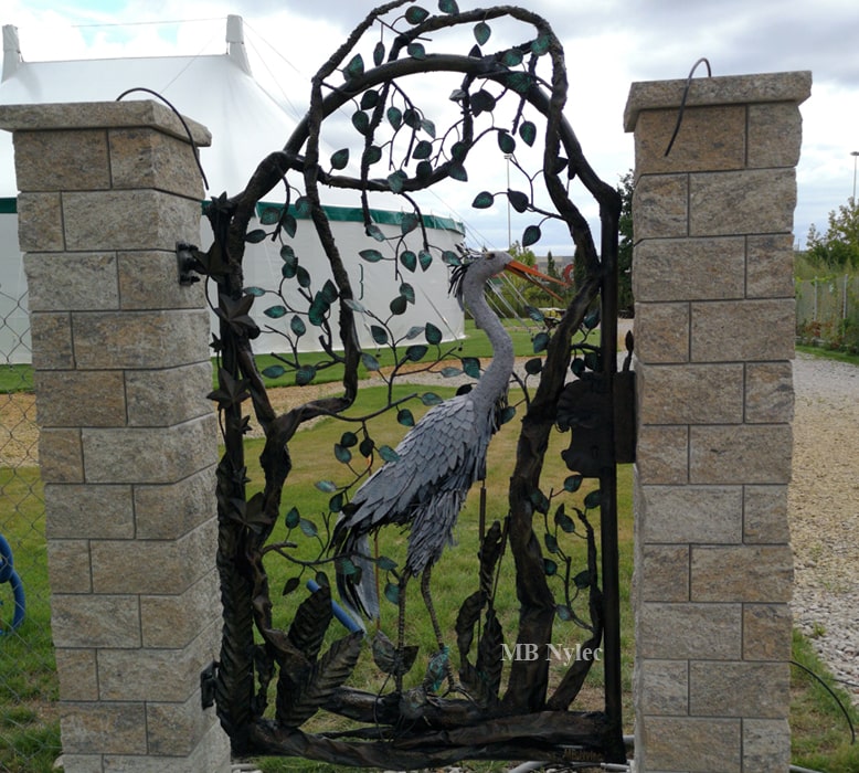 Furtka z metalu - rzeźba metalowa z czaplą