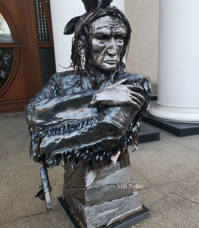 Indianin na postumencie rzeźba metalowa