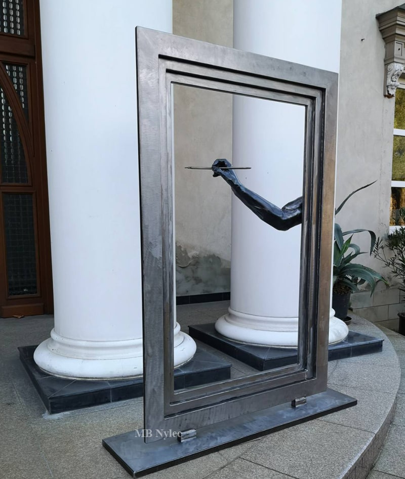 Malowanie obrazu - rzeźba z metalu