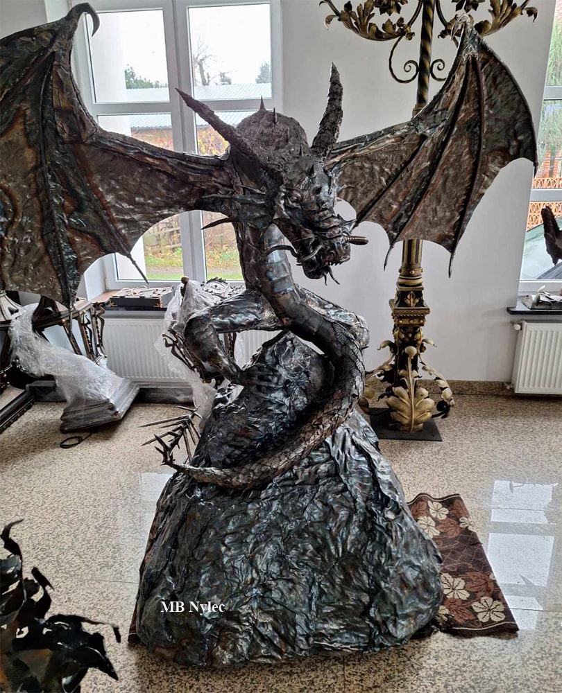 rzeźba z metalu smok