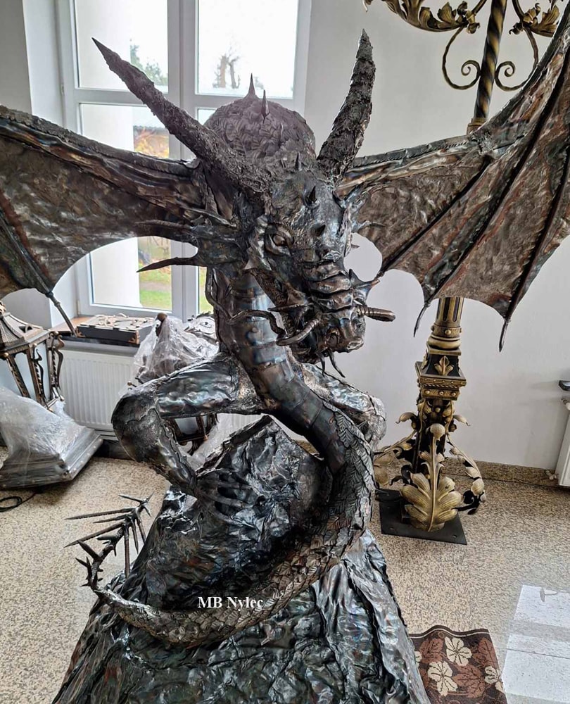 smok wykonany z metalu