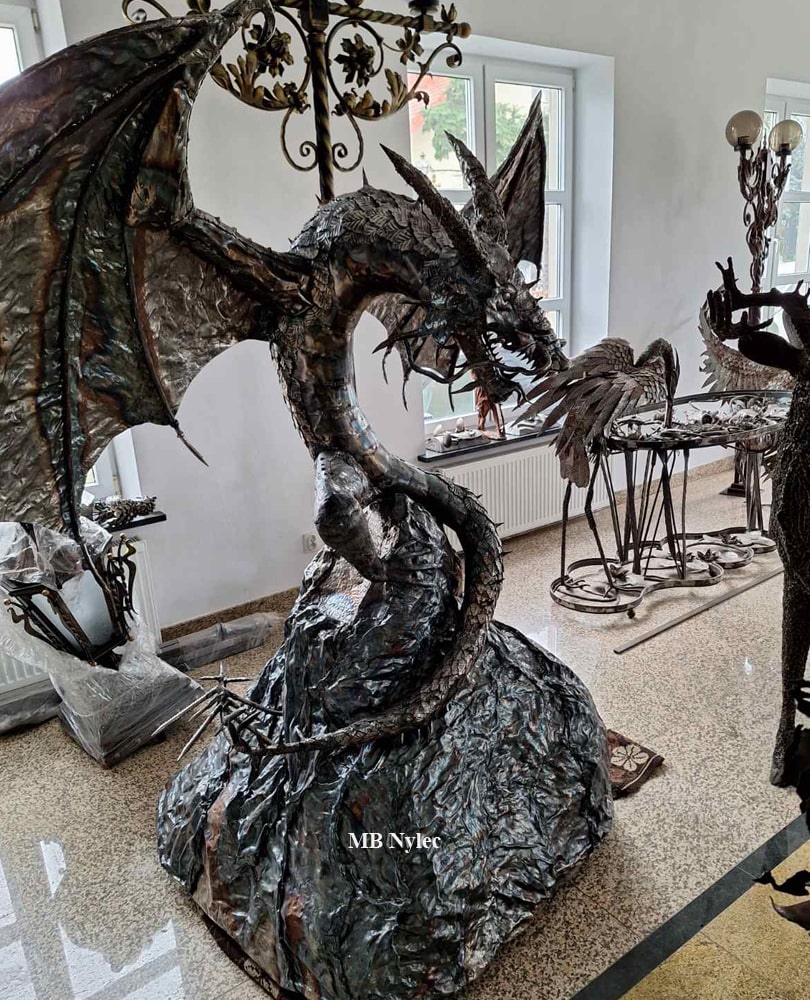 smok ziejący ogniem z metalu