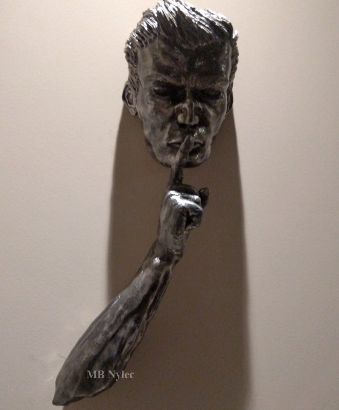 Człowiek nakazujący ciszę - rzeźba stalowa