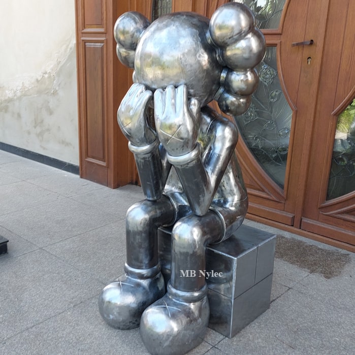 Passing-Through rzeźba metalowa zamyślenie