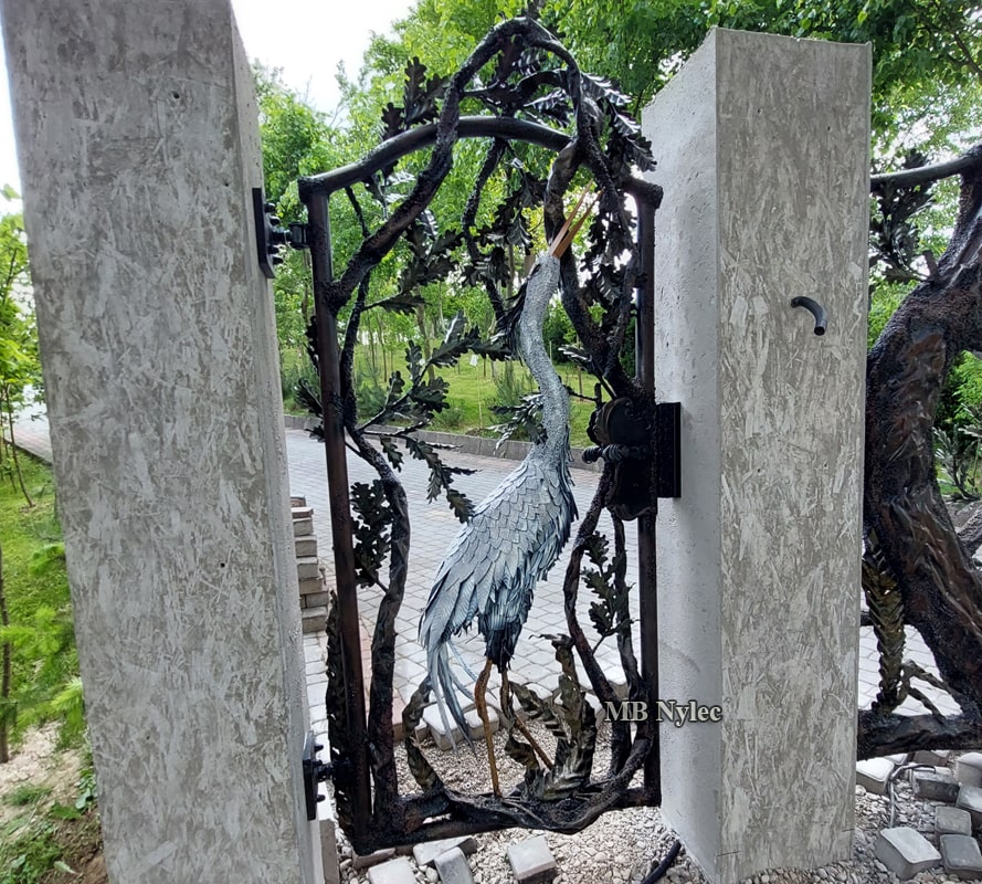 furtka metalowa z rzeźbą czapli