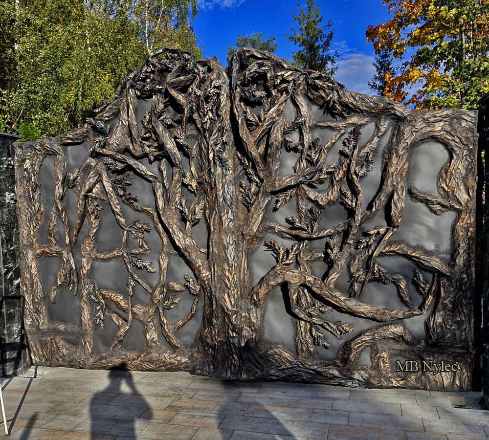 Designerska brama kuta z drzewem