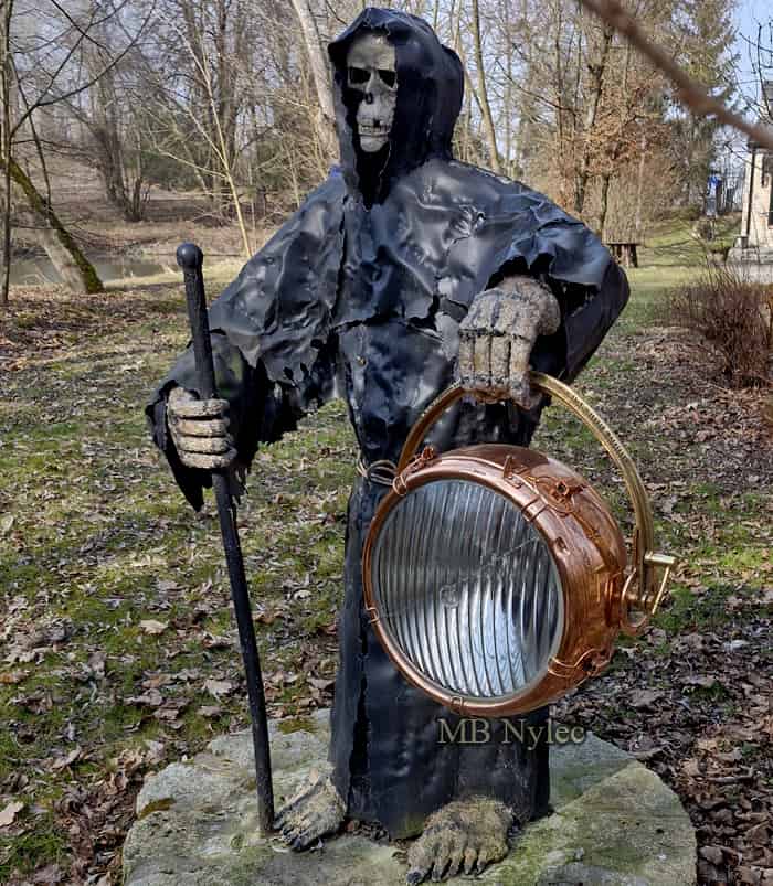 Kostucha z latarnią - rzeźba metalowa