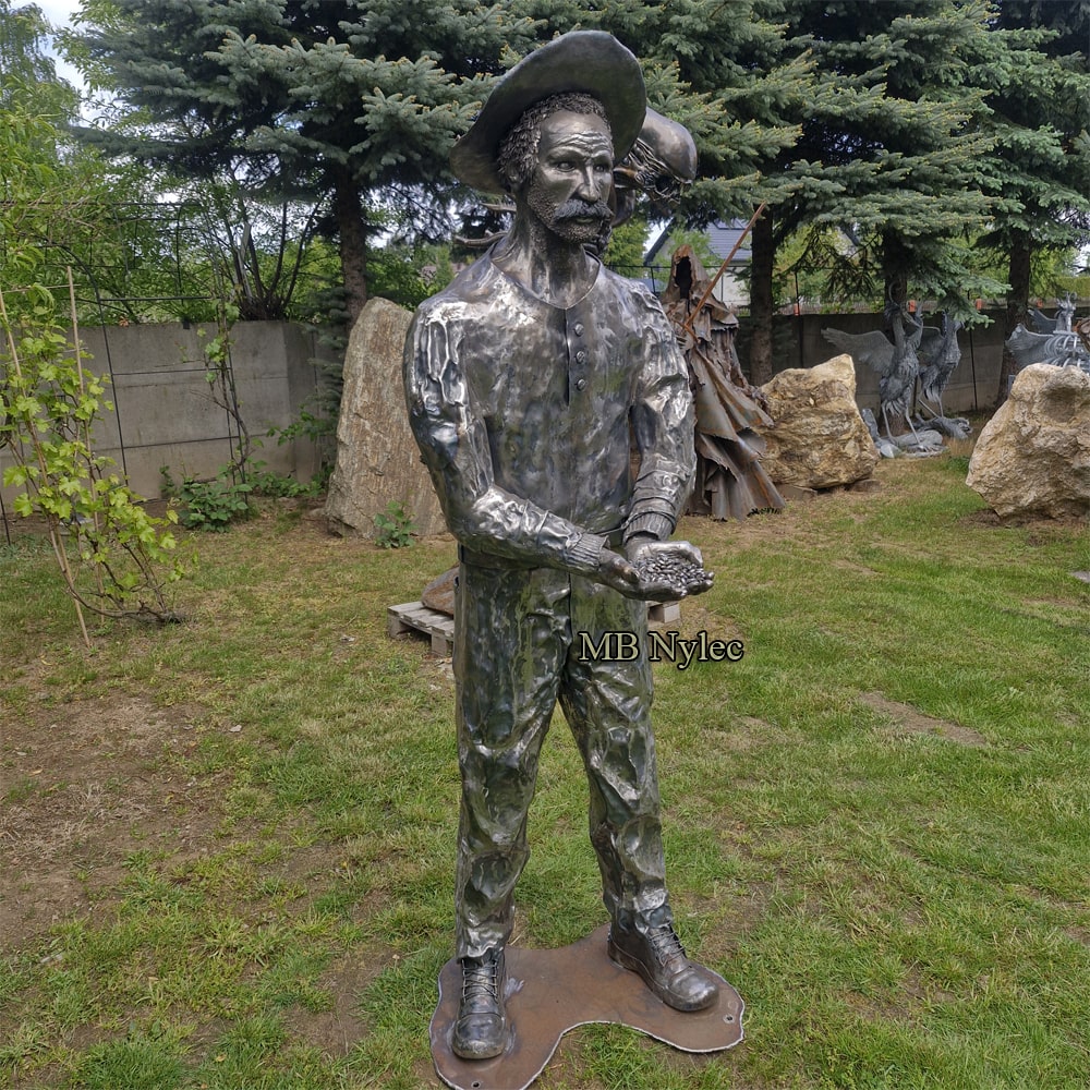 metalowa rzeźba rolnika