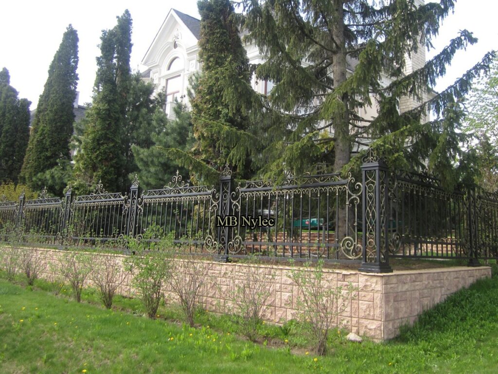 Kute ogrodzenie w dworskim stylu