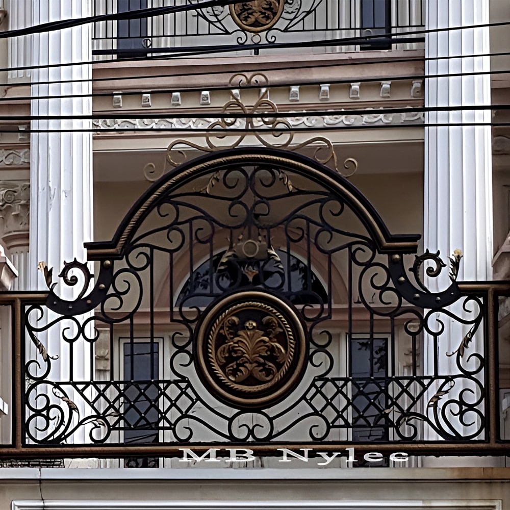 Eleganckie ogrodzenie kute metalowe