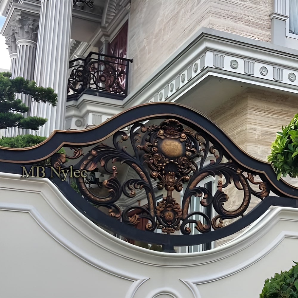 Fantazyjne ogrodzenie posesji