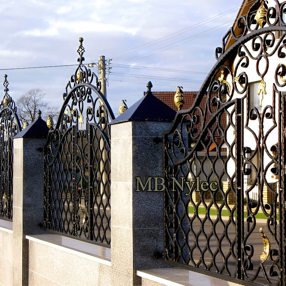 Klasyczne kute ogrodzenie domu