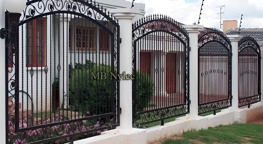 kute klasyczne ogrodzenie