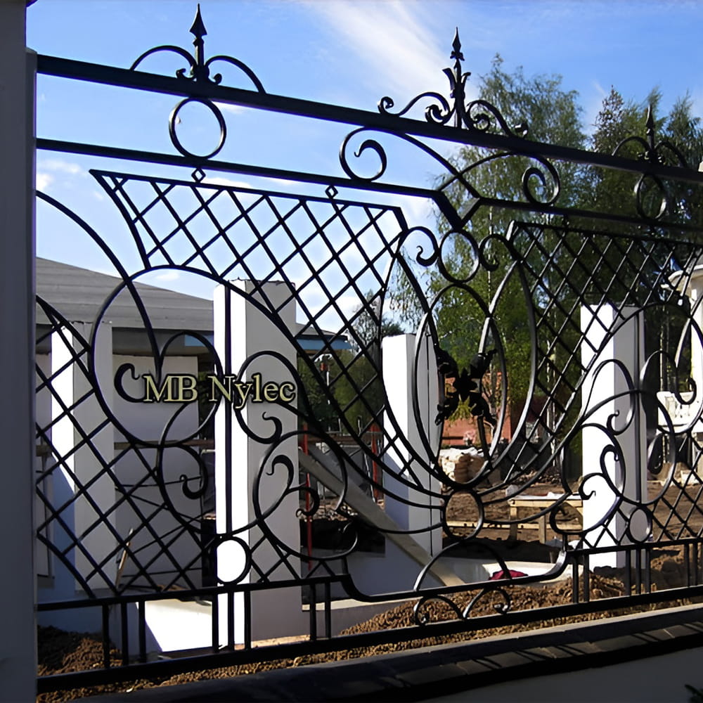 kute metalowe ogrodzenie