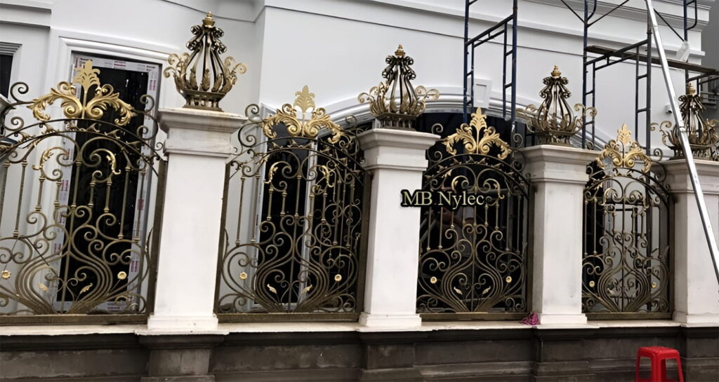 ogrodzenie posesji ozdobne