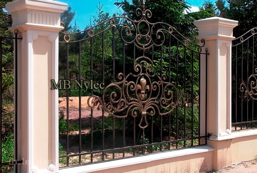 tradycyjne kute ogrodzenie