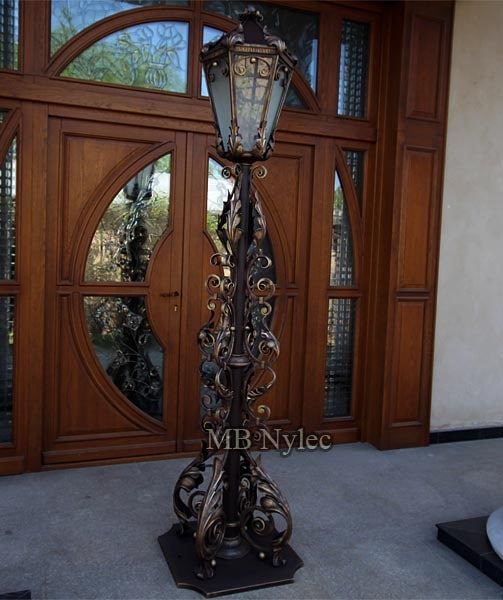 Elegancka kuta latarnia stojąca